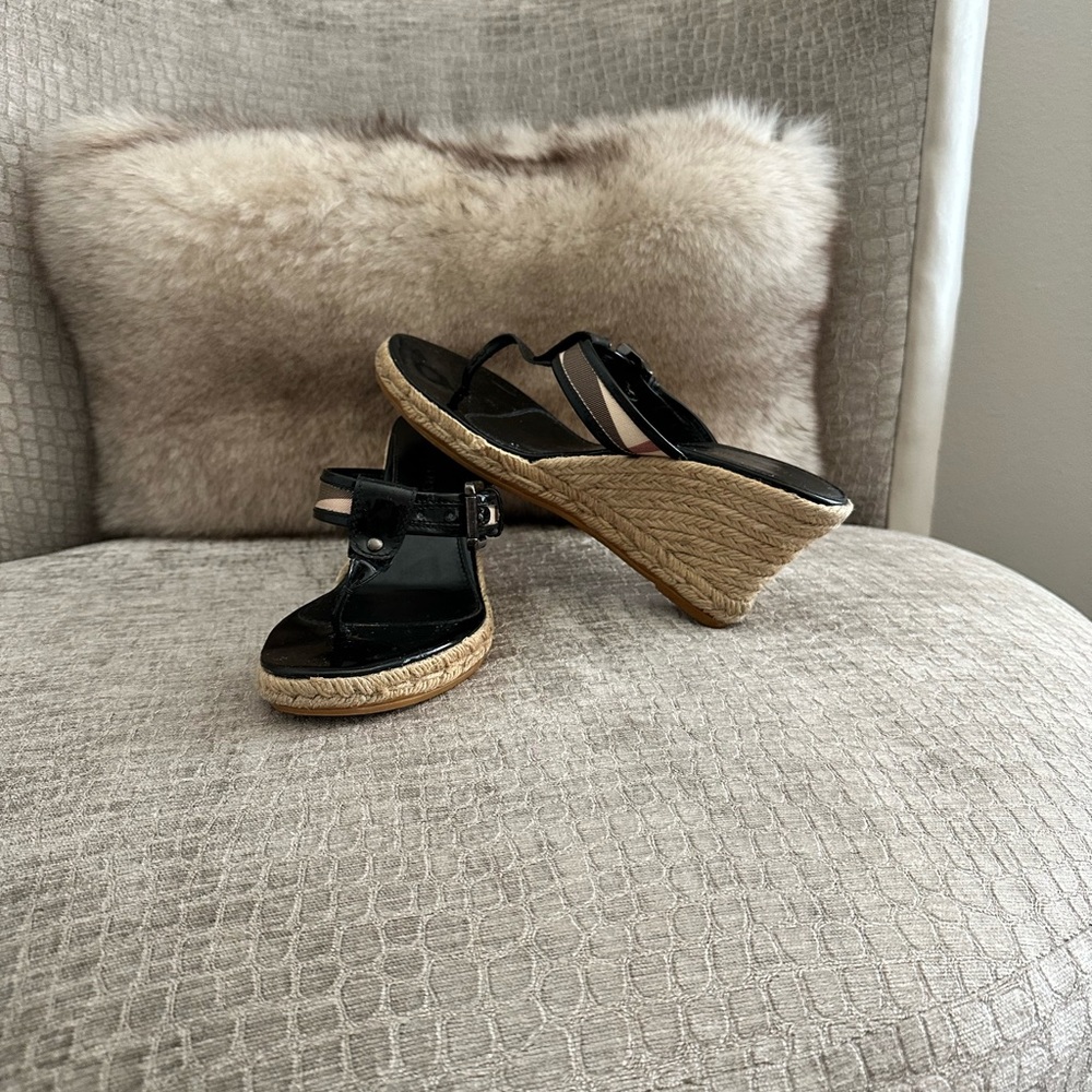 NWOT Burberrys black and plaid flip flop wedges.